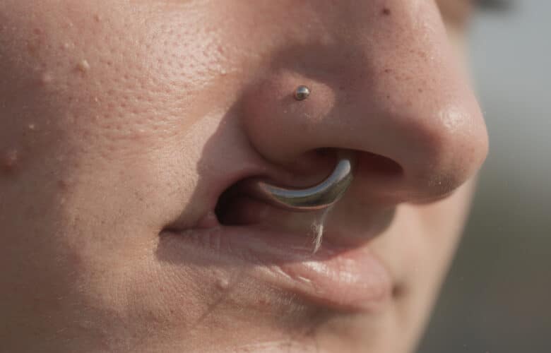 découvrez le temps nécessaire pour la cicatrisation d'un piercing d’oreille ou de nez, avec des conseils pour favoriser une guérison rapide et éviter les infections.