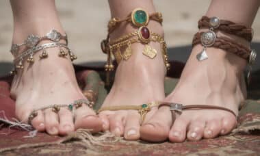découvrez la signification des bijoux de pieds à travers les différentes cultures et traditions, et leur rôle symbolique dans le monde entier.