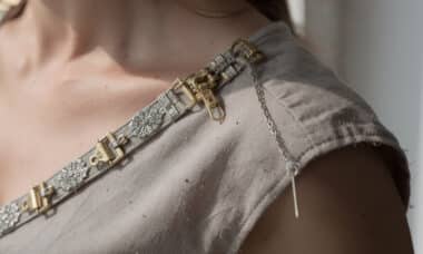 découvrez nos conseils pour fixer correctement un bijou d’épaule et éviter qu’il ne glisse, pour un maintien optimal toute la journée.