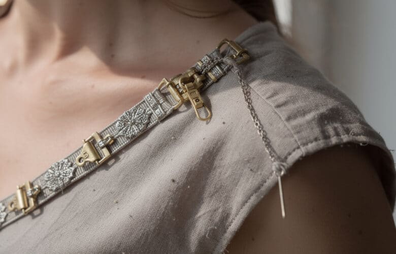 découvrez nos conseils pour fixer correctement un bijou d’épaule et éviter qu’il ne glisse, pour un maintien optimal toute la journée.