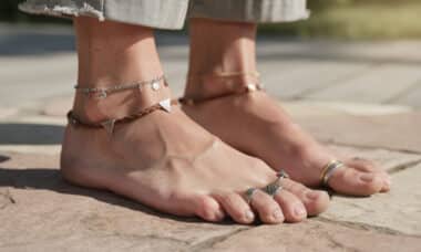 découvrez la signification des bijoux de pieds et ce qu'ils révèlent sur votre personnalité. explorez les symboliques cachées de ces accessoires tendance et exprimez votre style unique.
