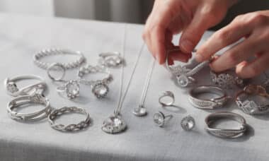 découvrez les avantages et inconvénients des bijoux en argent massif et plaqué pour choisir celui qui correspond le mieux à votre style et votre budget.