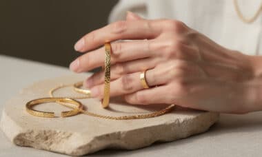 découvrez les bijoux en or martelé, une tendance artisanale élégante et minimaliste qui séduit par son charme authentique et sa finesse unique.