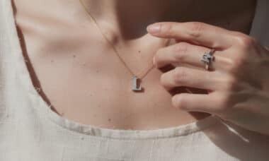 découvrez pourquoi les bijoux avec initiales séduisent les amateurs de minimalisme grâce à leur élégance discrète et leur personnalisation unique.