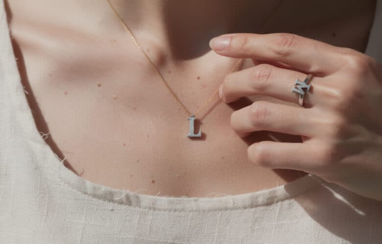 découvrez pourquoi les bijoux avec initiales séduisent les amateurs de minimalisme grâce à leur élégance discrète et leur personnalisation unique.