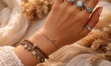 découvrez comment choisir le bijou bohème chic parfait et un tatouage bracelet avec initiale pour un style unique et personnalisé, alliant élégance et originalité.