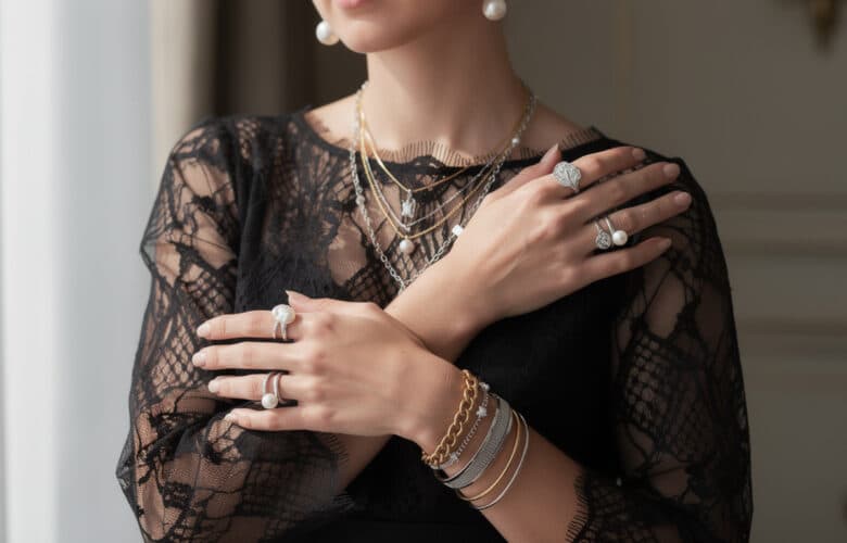 découvrez les tendances incontournables des bijoux pour sublimer votre robe dentelle noire cette saison. conseils et styles élégants à ne pas manquer pour un look parfait.