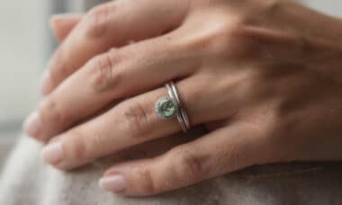 découvrez comment porter votre pierre de naissance en bijou symbolique pour allier beauté et signification personnelle au quotidien.