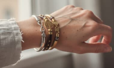 découvrez comment choisir des bracelets bijoux symboliques qui reflètent parfaitement vos valeurs personnelles et vous accompagnent au quotidien.