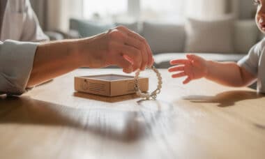 découvrez nos conseils pour choisir un bijou pour enfant en toute sécurité, en évitant les risques d'allergies et d'accidents.
