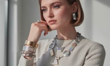 découvrez les tendances incontournables des bijoux des années 60 pour femme en 2025, alliant vintage et modernité pour sublimer votre style avec élégance.
