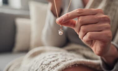 découvrez notre guide pour choisir le bijou parfait à offrir pour la fête des mères et faites plaisir avec un cadeau unique et rempli d'amour.