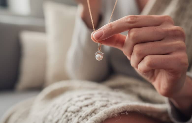 découvrez notre guide pour choisir le bijou parfait à offrir pour la fête des mères et faites plaisir avec un cadeau unique et rempli d'amour.