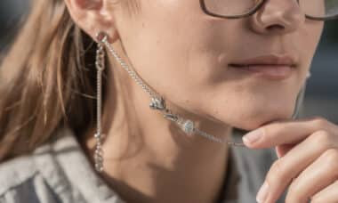 découvrez le cordon de lunette bijoux, l'accessoire idéal alliant style élégant et fonctionnalité pratique pour sublimer vos lunettes au quotidien.