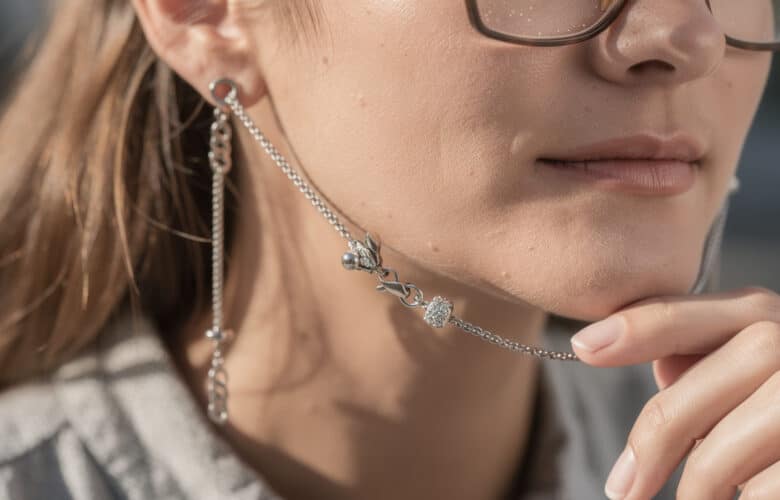découvrez le cordon de lunette bijoux, l'accessoire idéal alliant style élégant et fonctionnalité pratique pour sublimer vos lunettes au quotidien.