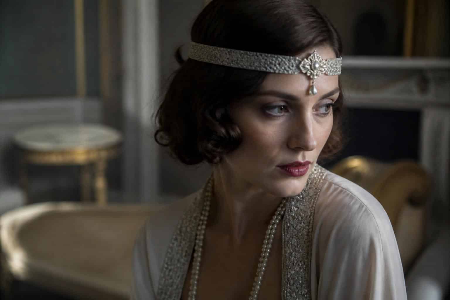 découvrez les bijoux de tête des années folles, symboles emblématiques de l'émancipation féminine et du style audacieux des années 1920.
