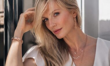découvrez quelles couleurs de bijoux subliment les blondes pour un look élégant et harmonieux, et apprenez à choisir les accessoires parfaits qui mettent en valeur votre éclat naturel.