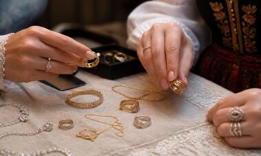 découvrez le rôle et la signification des bijoux dans les traditions de fiançailles à travers le monde, symbole d'amour et d'engagement.