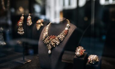 découvrez comment les prix des bijoux christian lacroix illustrent l'originalité et la créativité uniques de cette marque emblématique.