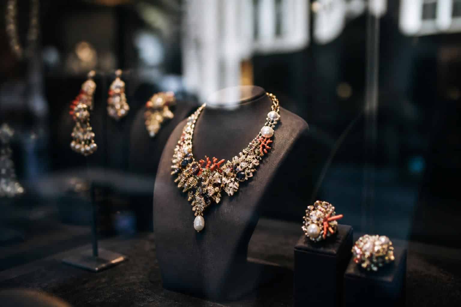 découvrez comment les prix des bijoux christian lacroix illustrent l'originalité et la créativité uniques de cette marque emblématique.