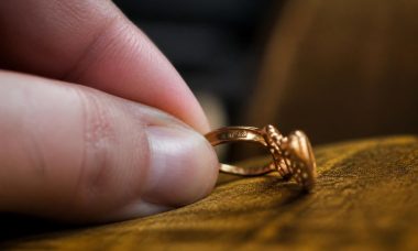 découvrez comment identifier des bijoux plaqué or de haute qualité grâce aux poinçons authentiques et apprenez à distinguer les véritables pièces pour un achat en toute confiance.
