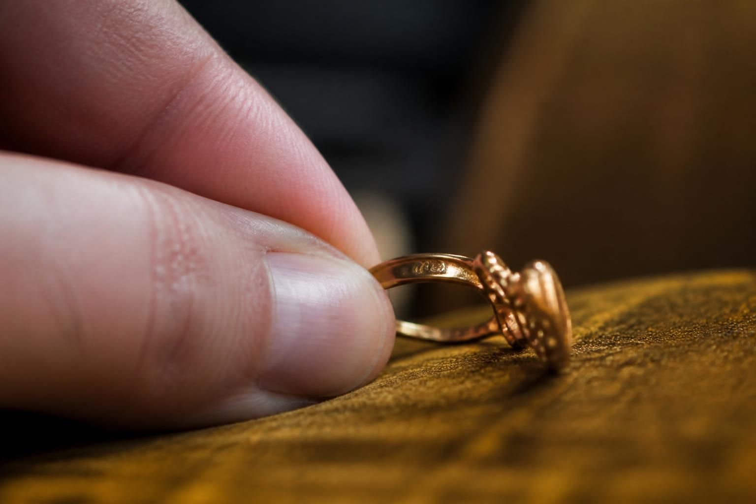 découvrez comment identifier des bijoux plaqué or de haute qualité grâce aux poinçons authentiques et apprenez à distinguer les véritables pièces pour un achat en toute confiance.