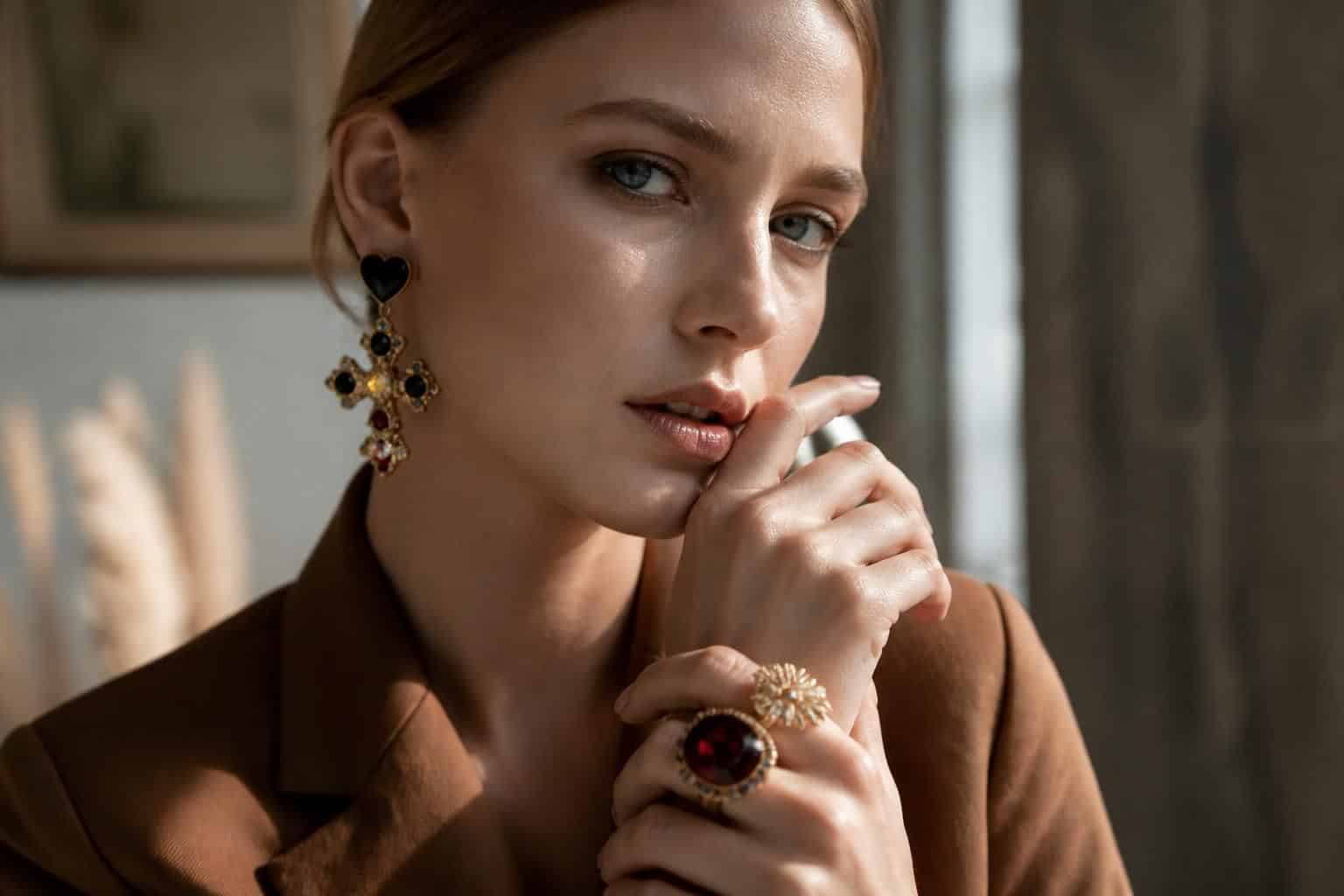 plongez dans l'univers magique des bijoux christian lacroix et ajoutez une touche d'élégance unique pour sublimer votre style au quotidien.