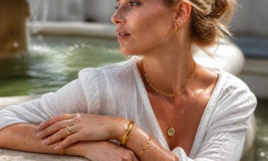 découvrez les avantages des bijoux plaqué or résistants à l'eau pour enrichir votre garde-robe avec élégance et durabilité au quotidien.