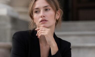 découvrez les tendances actuelles de bijoux à associer avec une combinaison noire pour un style chic et moderne à adopter cette saison.