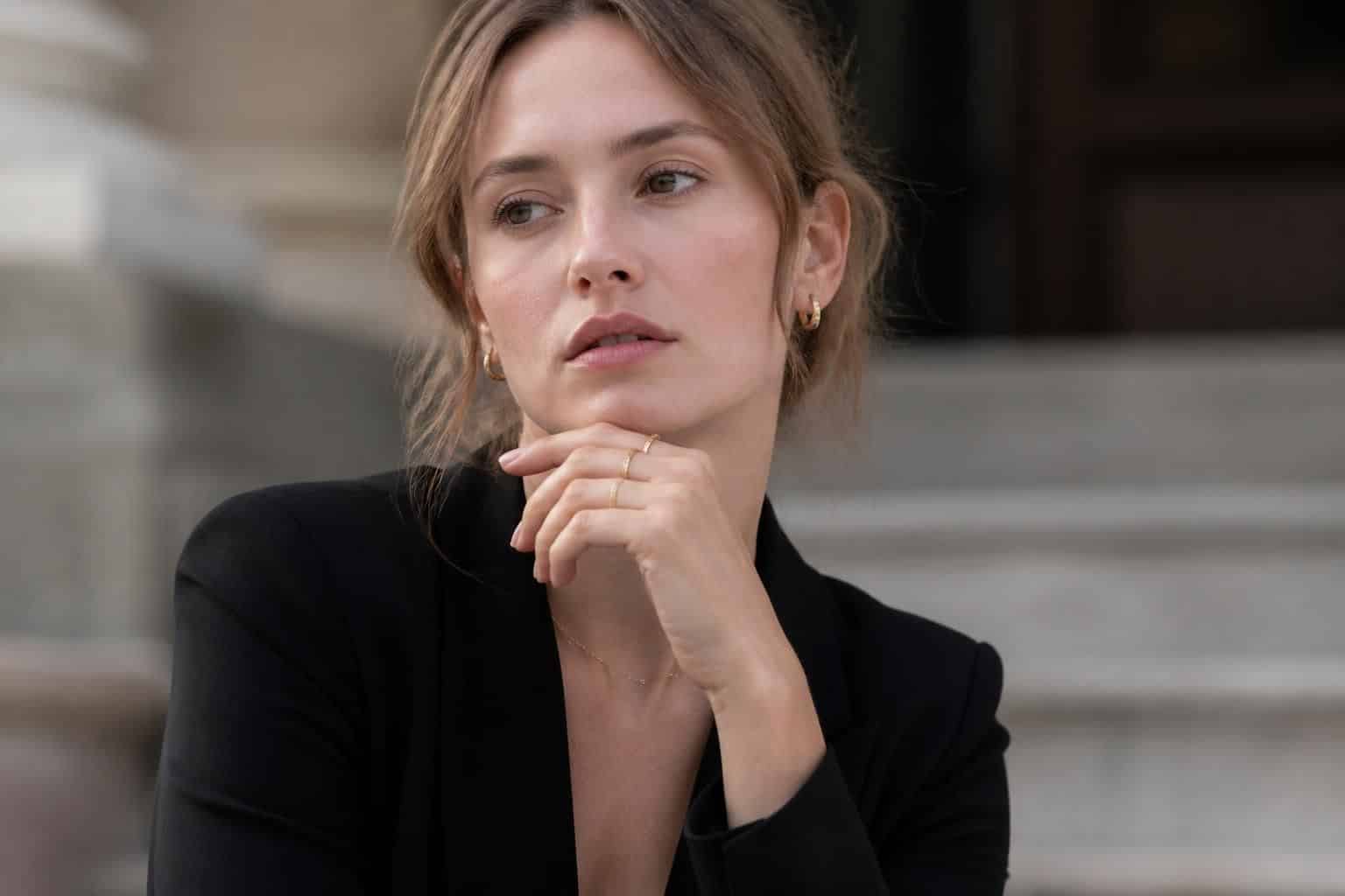 découvrez les tendances actuelles de bijoux à associer avec une combinaison noire pour un style chic et moderne à adopter cette saison.