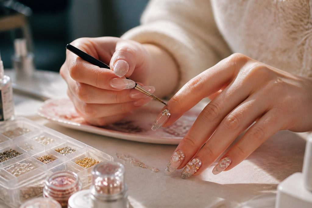 découvrez les bijoux d'ongles incontournables et maîtrisez les techniques de pose essentielles pour sublimer vos ongles avec style et élégance.